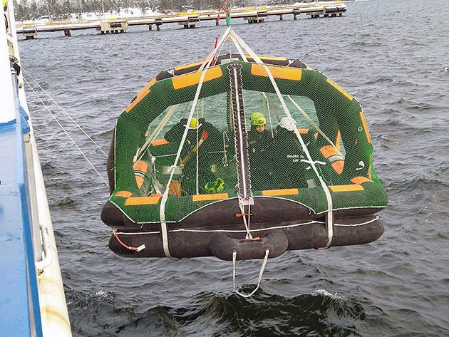 Pelastuslauttaa nostetaan laivaan.