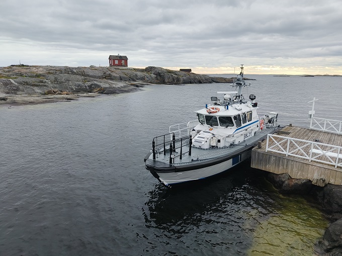 Partiovene Porvoon saaristossa laiturissa ja taustalla kallioinen saari