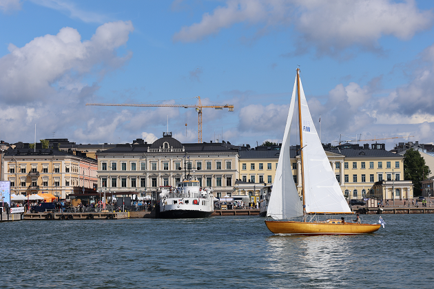 En segelbåt av trä utanför Salutorget.