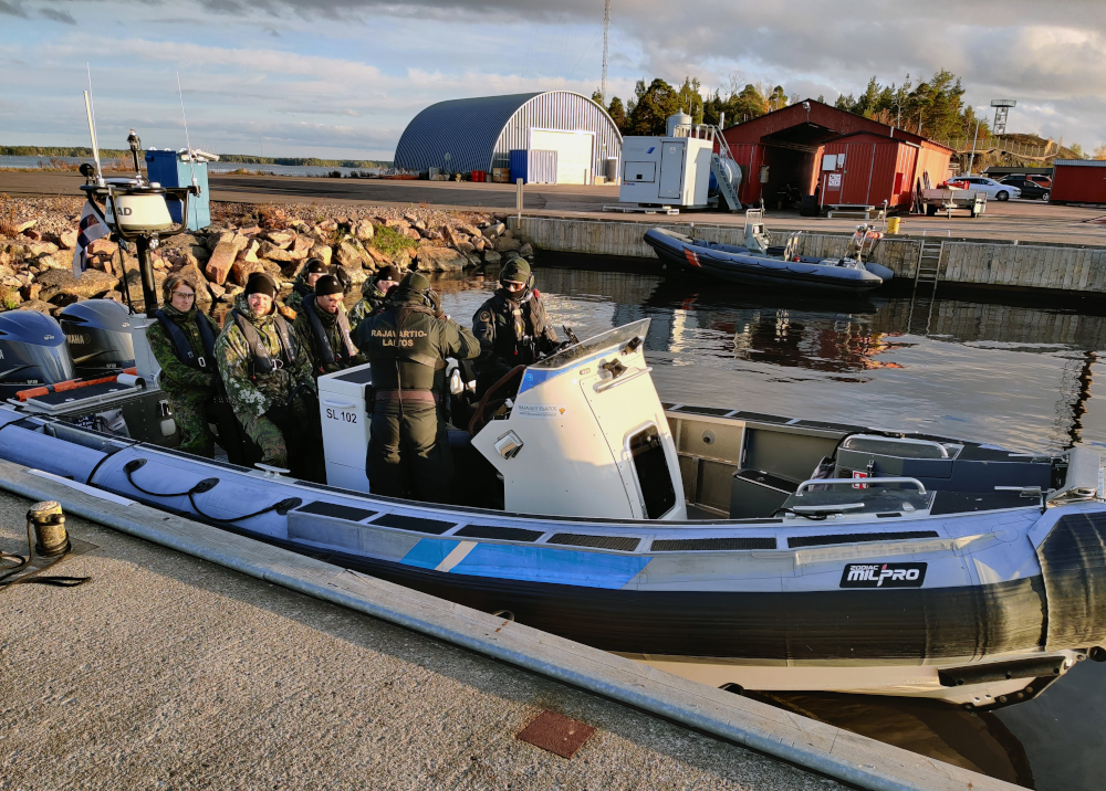 Reservister på väg till övningar tillsammans med sjöbevakare.