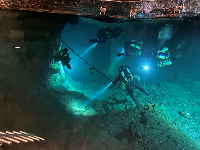 Sukeltajia kaivoksessa.