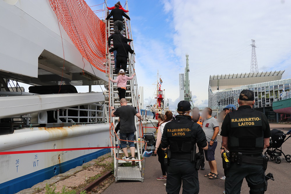 Besökare går uppför trapporna ombord på fartyget.