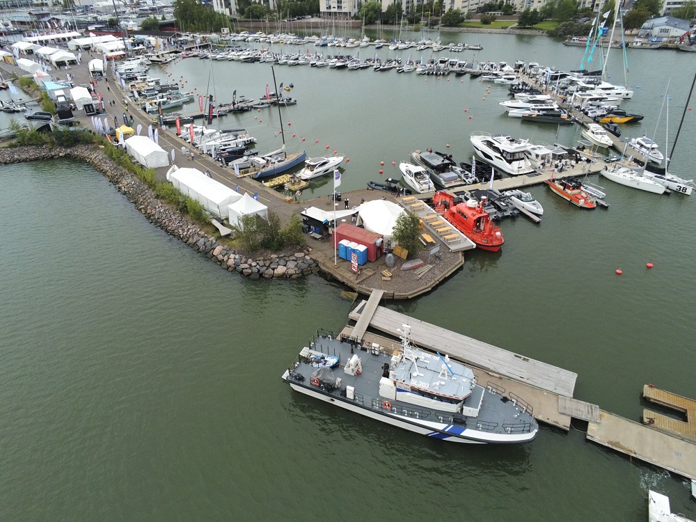 Ilmakuva satamasta. Erilaisia veneitä kiinni laitureissa.