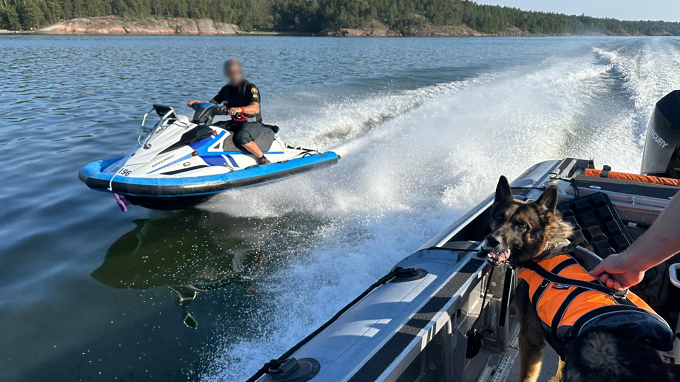Oikeassa kulmassa merivartiokoira nopeaveneen kyydissä ja vasemmassa reunassa vesijetti.