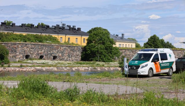 Rajavartiolaitoksen auto Suomenlinnan edustalla.