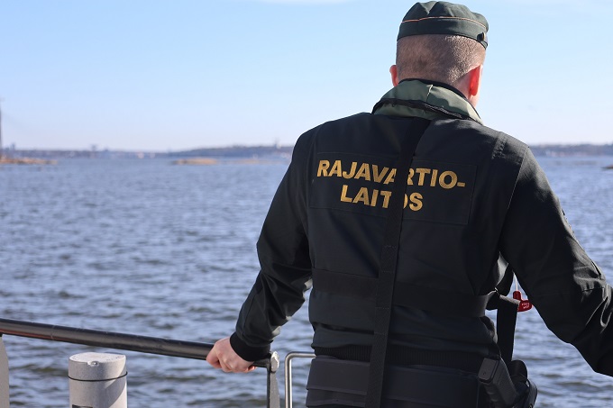Merivartioston apulaiskomentaja rannikkovartioveneessä Suomenlahdella.