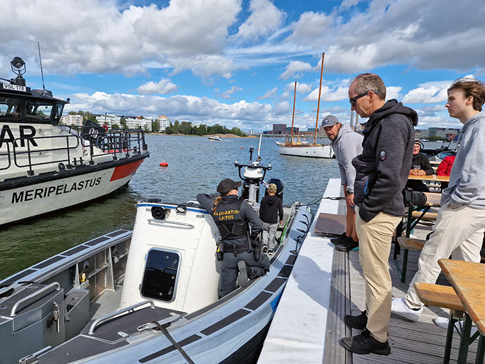 Nopeavene UIVA-venenäyttelyssä ja yleisöä katsomassa.