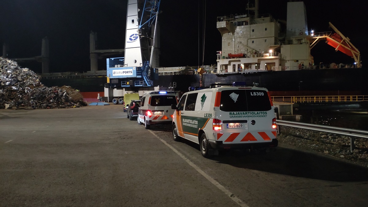 Gränsbevakningsväsendets bil i hamnen