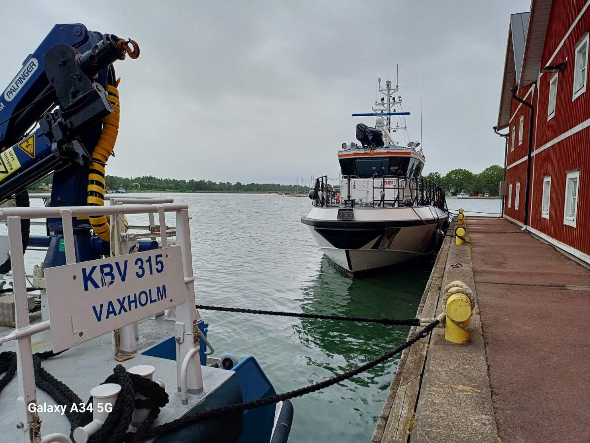GBVs kustbevakningsbåt och KBVs båt på kajen.