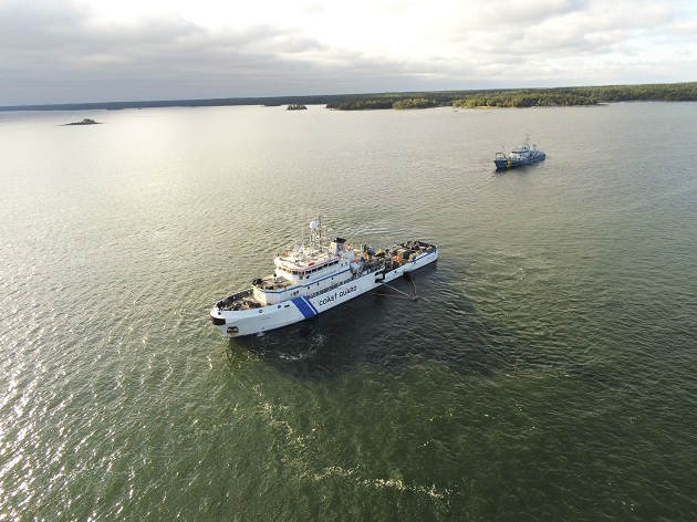 Ilmakuva merellä olevasta merivartioston vartiolaivasta, jonka takana pienempi Ruotsin rannikkovartioston laiva