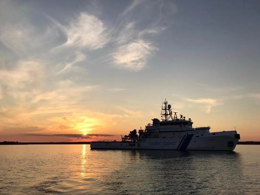 Vartiolaiva auringonlaskun edustalla.