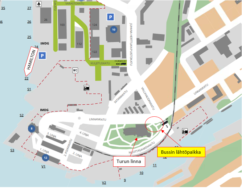 Skyttelbussarna till och från fartyget avgår från charterbusshållplatsen framför Åbo slott.