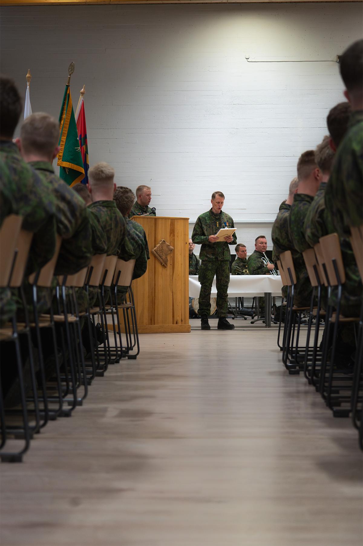 Lapin rajavartioston komentaja Mikko Lehmus pitää puhetta kotiutuville varusmiehille.