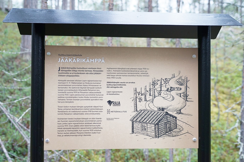 Opastekyltti, jossa on otsikko Jääkärikämppä ja sen alla tekstiä ja piirros kämpästä.