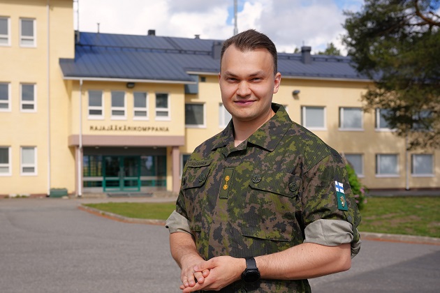 Kuvassa Pohjois-Karjalan rajavartioston rajajääkärikomppanian uusi päällikkö yliluutnantti Janne Koivunen.