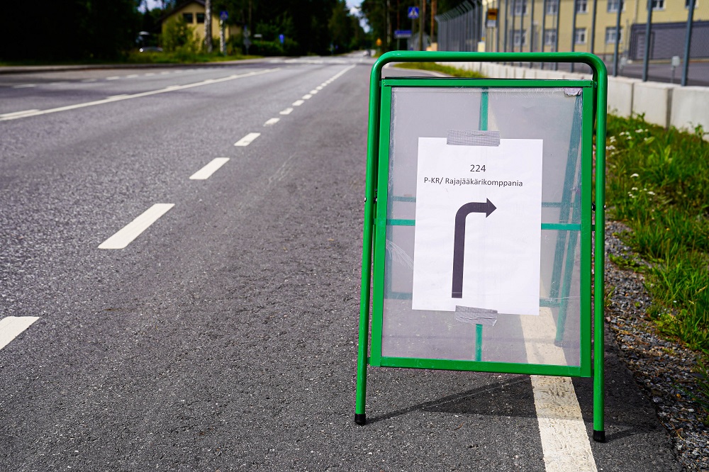 Kuvassa on opastekyltti Pohjois-Karjalan rajavartioston rajajääkärikomppanialle.