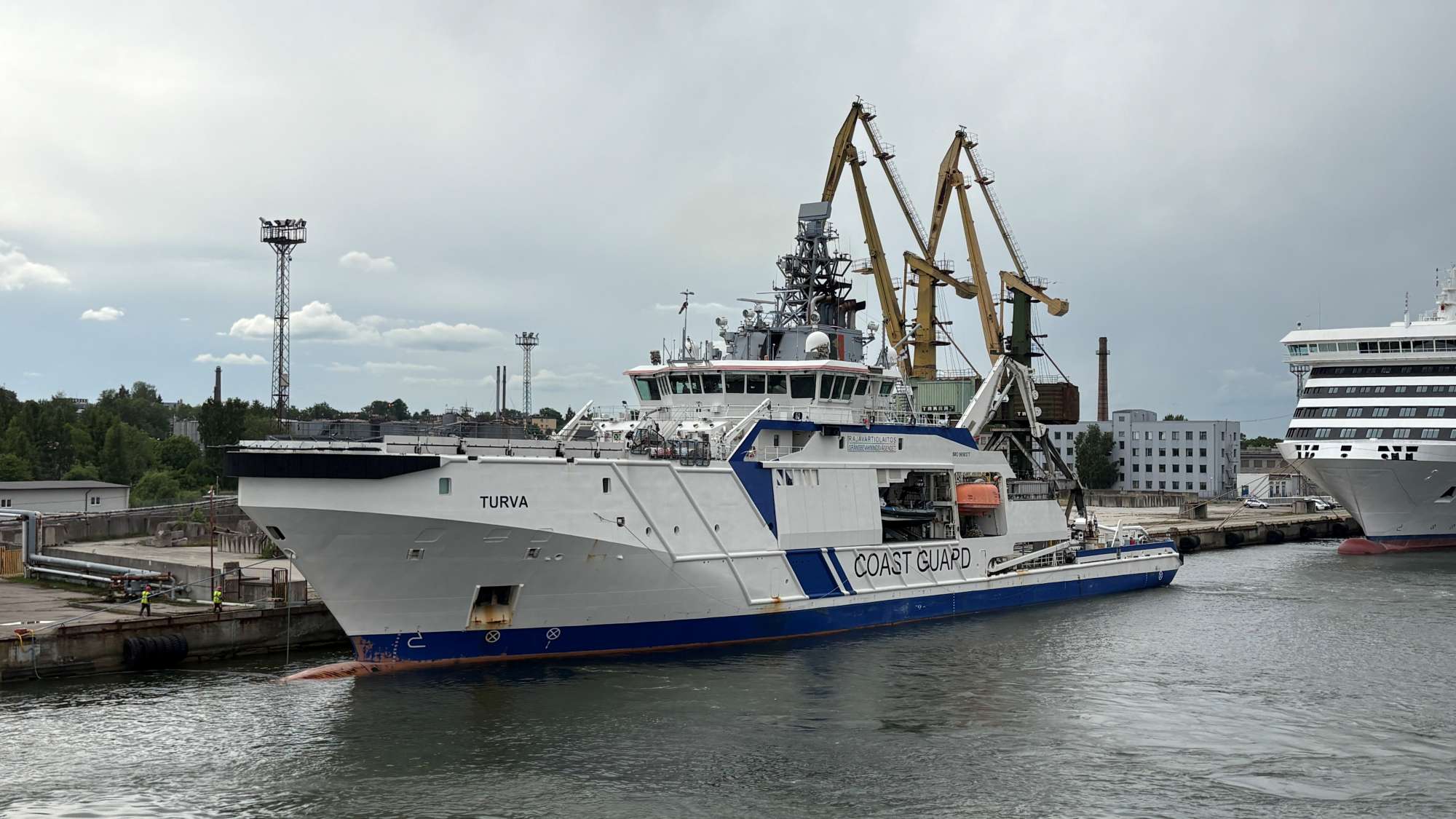 Kuvassa näkyy valkoinen Turva niminen alus satamassa.
