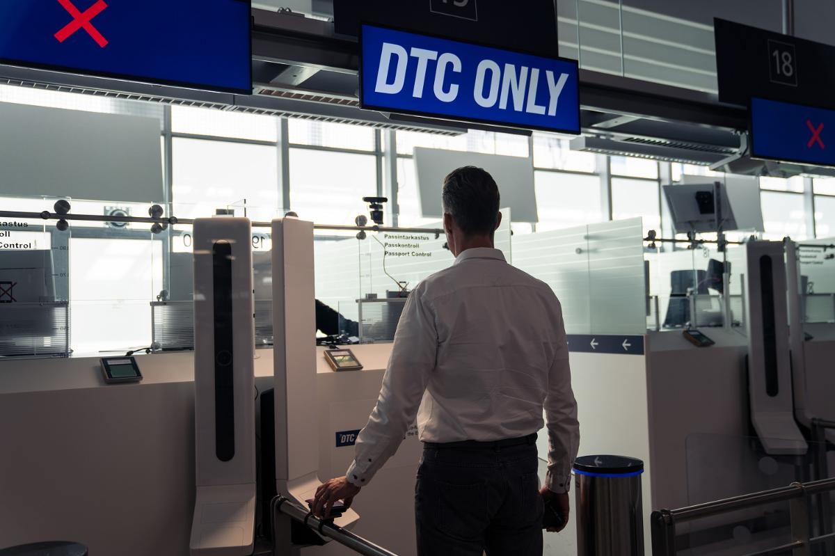 Resenären använder det digitala resedokumentet vid kontrollen av flygplatsen.