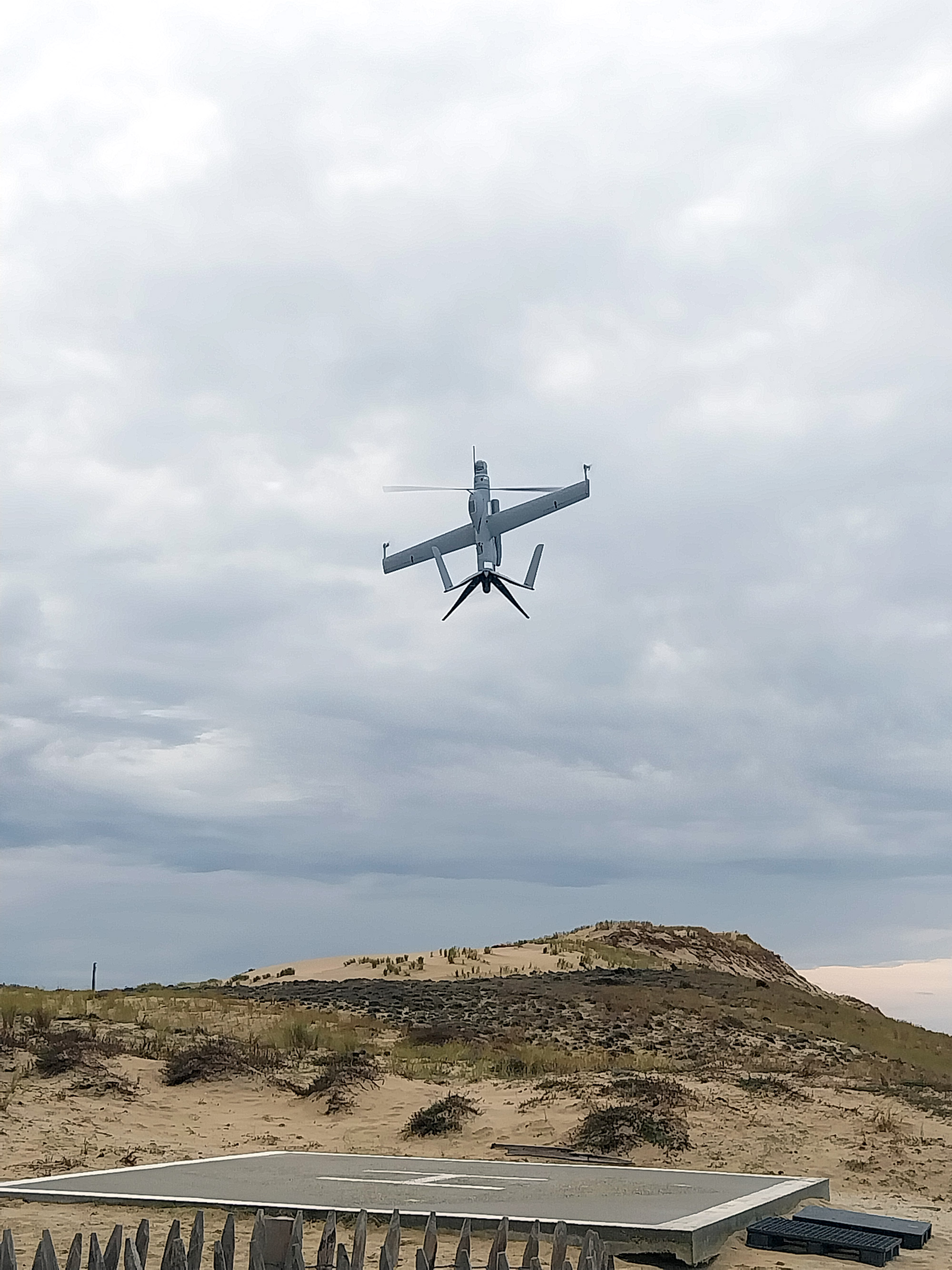 Flexrotor miehittämätön ilma-alus ilmassa pystysuorassa.