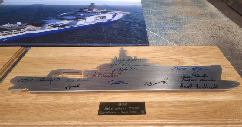 Metallinen laatta vartiolaivasta, jossa allekirjoituksia.