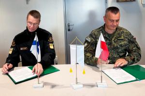 Rajavartiolaitoksen päällikkö vara-amiraali Markku Hassinen ja Puolan rajavartiolaitoksen päällikkö kenraalimajuri Robert Bagan allekirjoittamassa yhteisymmärryspöytäkirjaa.