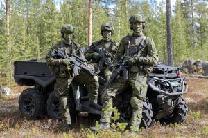 Kolme rajajääkäriä maastossa.