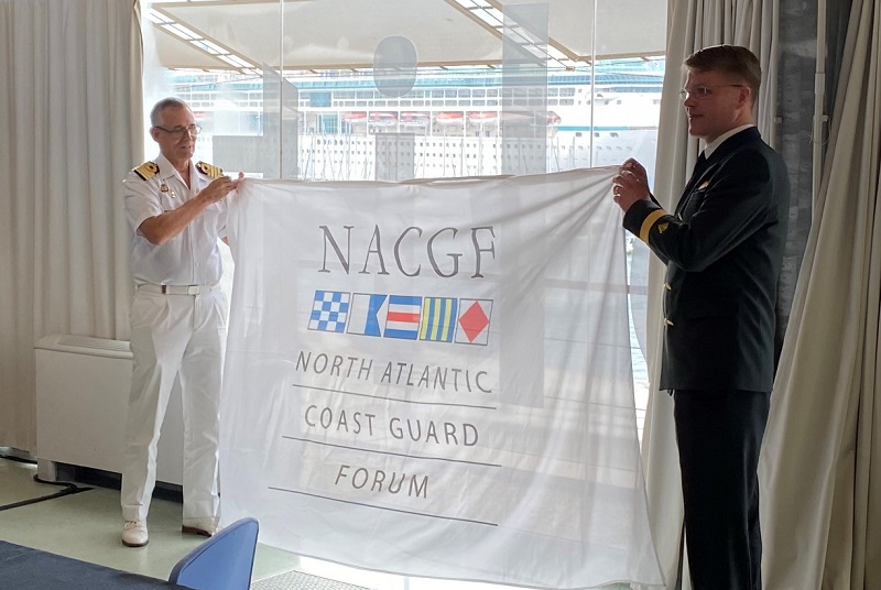 Lippueamiraali Tom Hanén Rajavartiolaitoksesta otti vastaan foorumin puheenjohtajuuden Espanjan laivastolta NACGF:n päällikkökokouksessa.