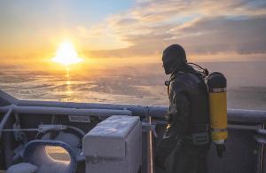 A diver on the deck. The cover photo of Rajamme Vartijat 4/25.