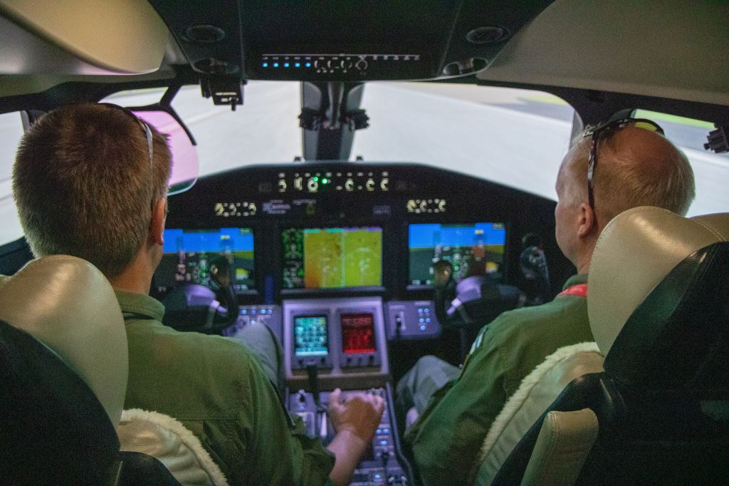 Lentokoneen ohjaamo.
