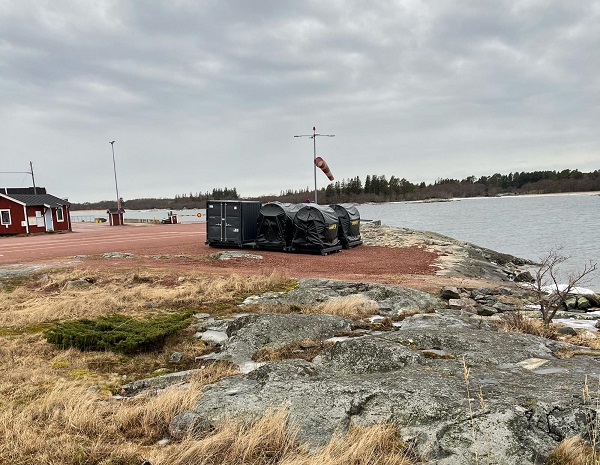 En utrustningscontainer vid stranden.