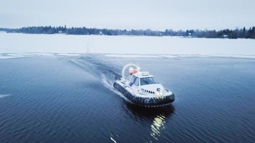 Ilmatyynyalus merellä.