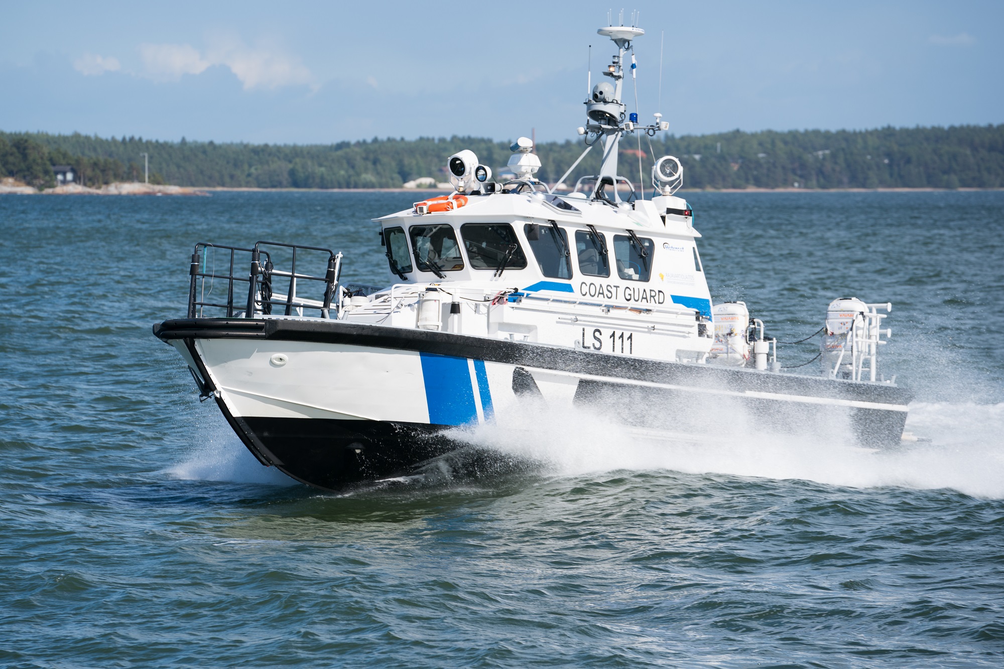 Partiovene merellä.