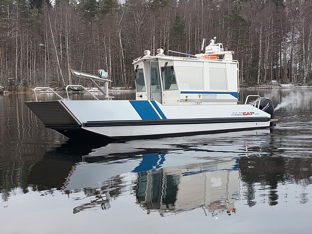 Kulmikas vene, jonka keulassa on ramppi ja vinssi.