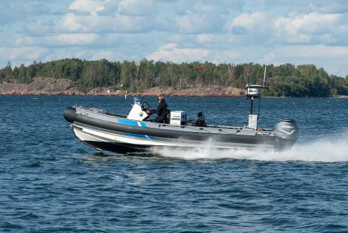 Nopeavene kulkemassa kovaa vauhtia rannikkoympäristössä.
